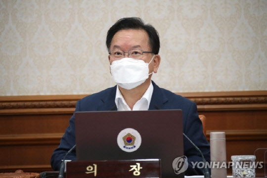 김부겸 국무총리가 13일 정부서울청사에서 열린 국무회의를 주재하고 있다. <연합뉴스>